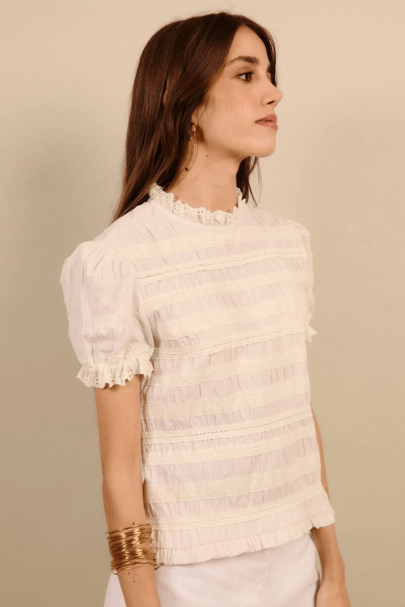 Blusa detalles fruncida cruda.