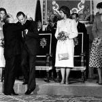 Juan Carlos I recibiendo la medalla de Galicia en 1985. 