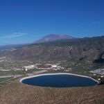 El volcán con un lago escondido en su cráter que pocos conocen en España
