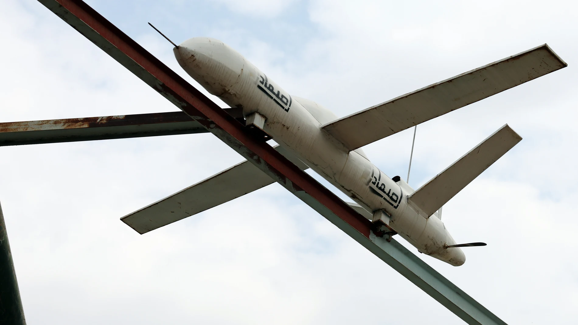 SANA'A (Yemen), 07/07/2025.- A display of Houthi-made mock missiles and drones at a square in Sana'a, Yemen, 07 July 2025. Yemen's Houthis have launched three hypersonic missiles and eight drones at Israeli targets in response to Israel's recent attacks on three Red Sea ports and a power plant in Yemen, according to a statement from Houthi military spokesman Yahya Sarea. EFE/EPA/YAHYA ARHAB