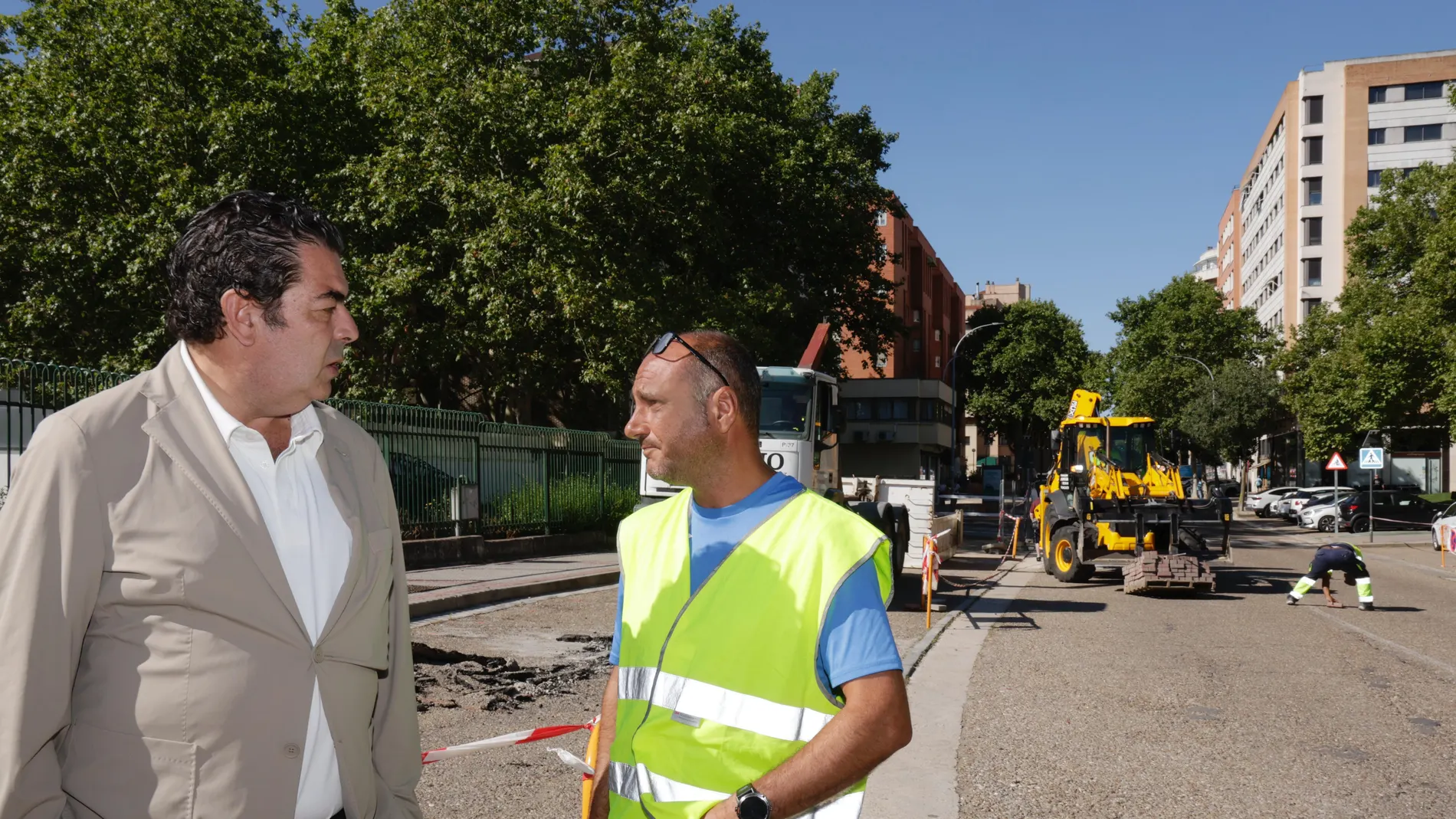 El concejal de Movilidad y Tráfico, Alberto Gutiérrez Alberca visita el entorno escolar peatonal del colegio Tierno Galván de Valladolid