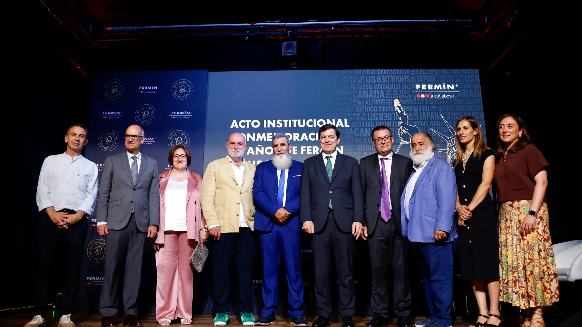 Foto de familia del jefe del Ejecutivo autonómico, González Corral y Javier Iglesias con Santiago Fermín y Pérez de Andrés, entre otros