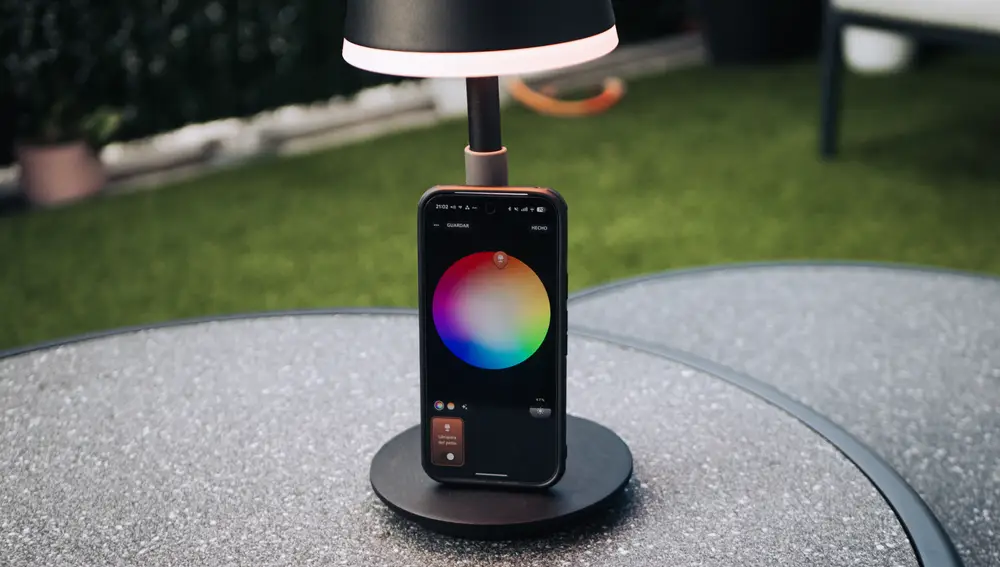 Puedes controlar el color de la luz a través de la app para móviles