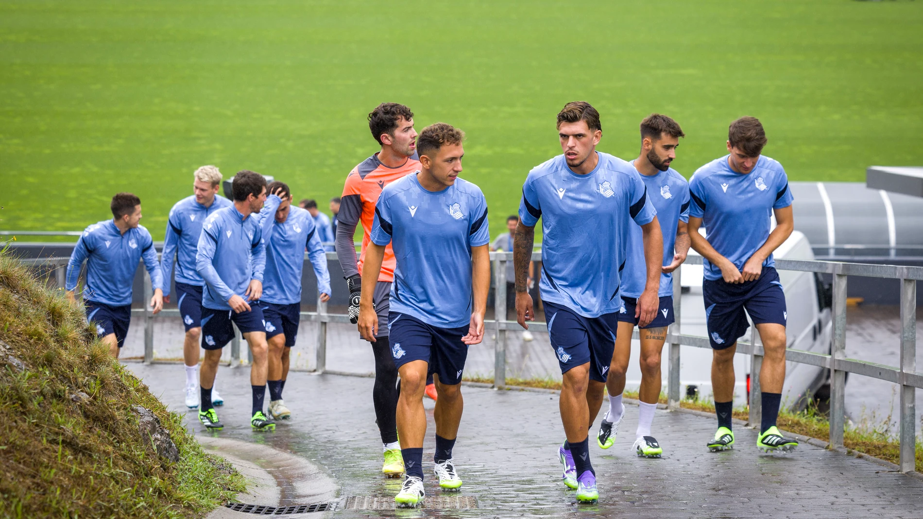 SAN SEBASTIÁN, 07/07/2025.- La Real Sociedad ha iniciado este lunes la pretemporada en el campo de Zubieta, con un primer entrenamiento en el que no estarán aún los jugadores internacionales ni los que proceden del Sanse. EFE/Javier Etxezarreta
