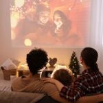 El secreto de una noche perfecta en casa: este proyector Full HD cuesta menos de lo que imaginas