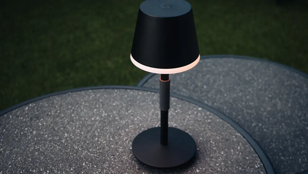 Primer plano de la lámpara Philips Hue Go encendida