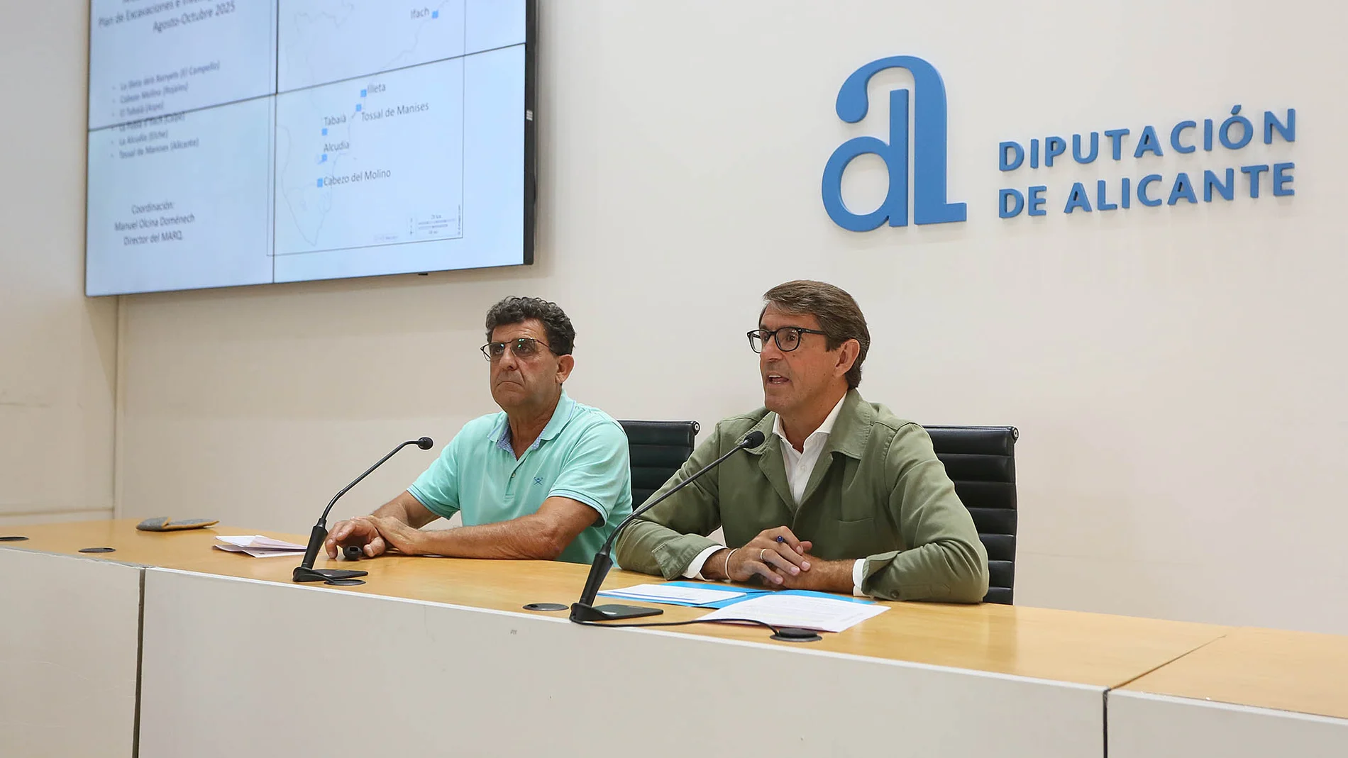 El director del Marq, Manuel Olcina y el diputado de Cultura, Juan de Dios Navarro, han presentado hoy la campaña de excavaciones del verano del museo