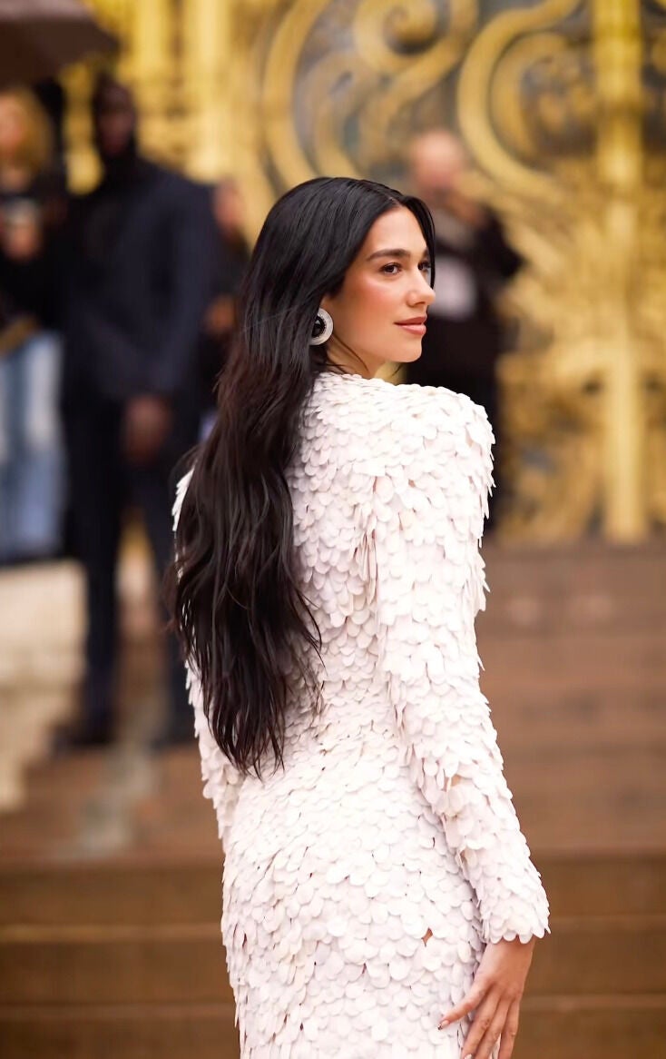 Dua Lipa deslumbra en su primer desfile de Schiaparelli: así empezó la semana de Alta Costura en París