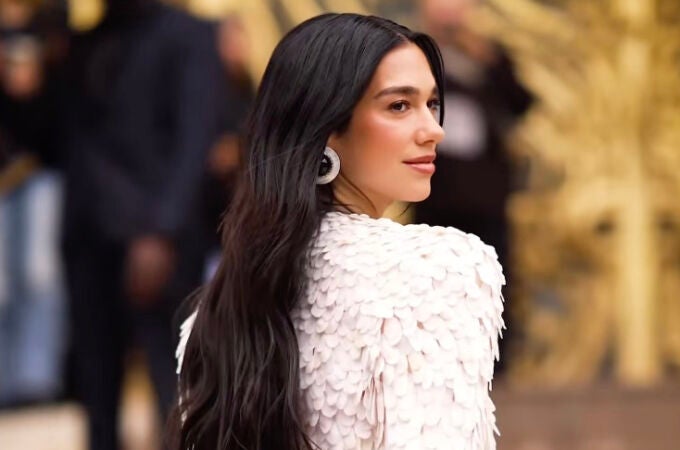 Dua Lipa deslumbra en su primer desfile de Schiaparelli: así empezó la semana de Alta Costura en París