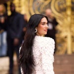 Dua Lipa deslumbra en su primer desfile de Schiaparelli: así empezó la semana de Alta Costura en París