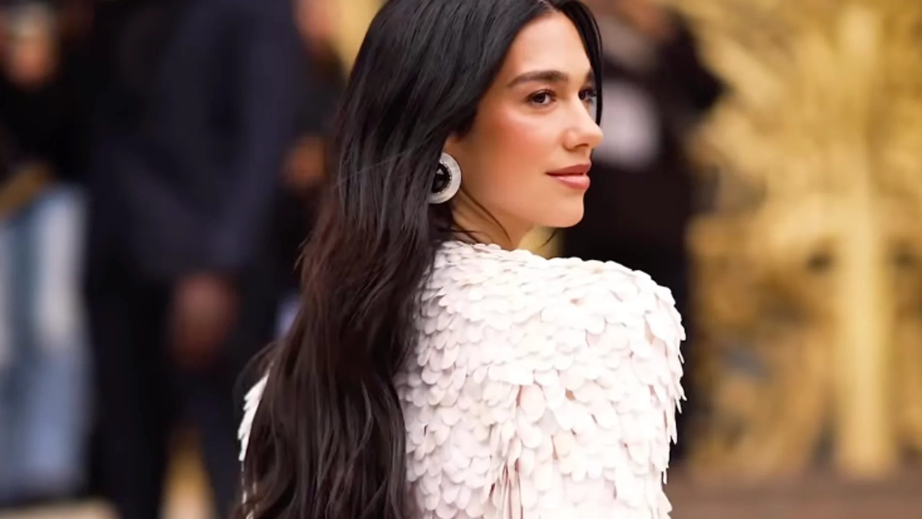 Dua Lipa deslumbra en su primer desfile de Schiaparelli: así empezó la semana de Alta Costura en París
