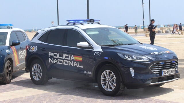 La Policía Nacional rescata a un trabajador tras quedar colgando de la azotea de un edificio con más de 20 metros de altura en Valencia