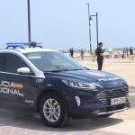 La Policía Nacional rescata a un trabajador tras quedar colgando de la azotea de un edificio con más de 20 metros de altura en Valencia
