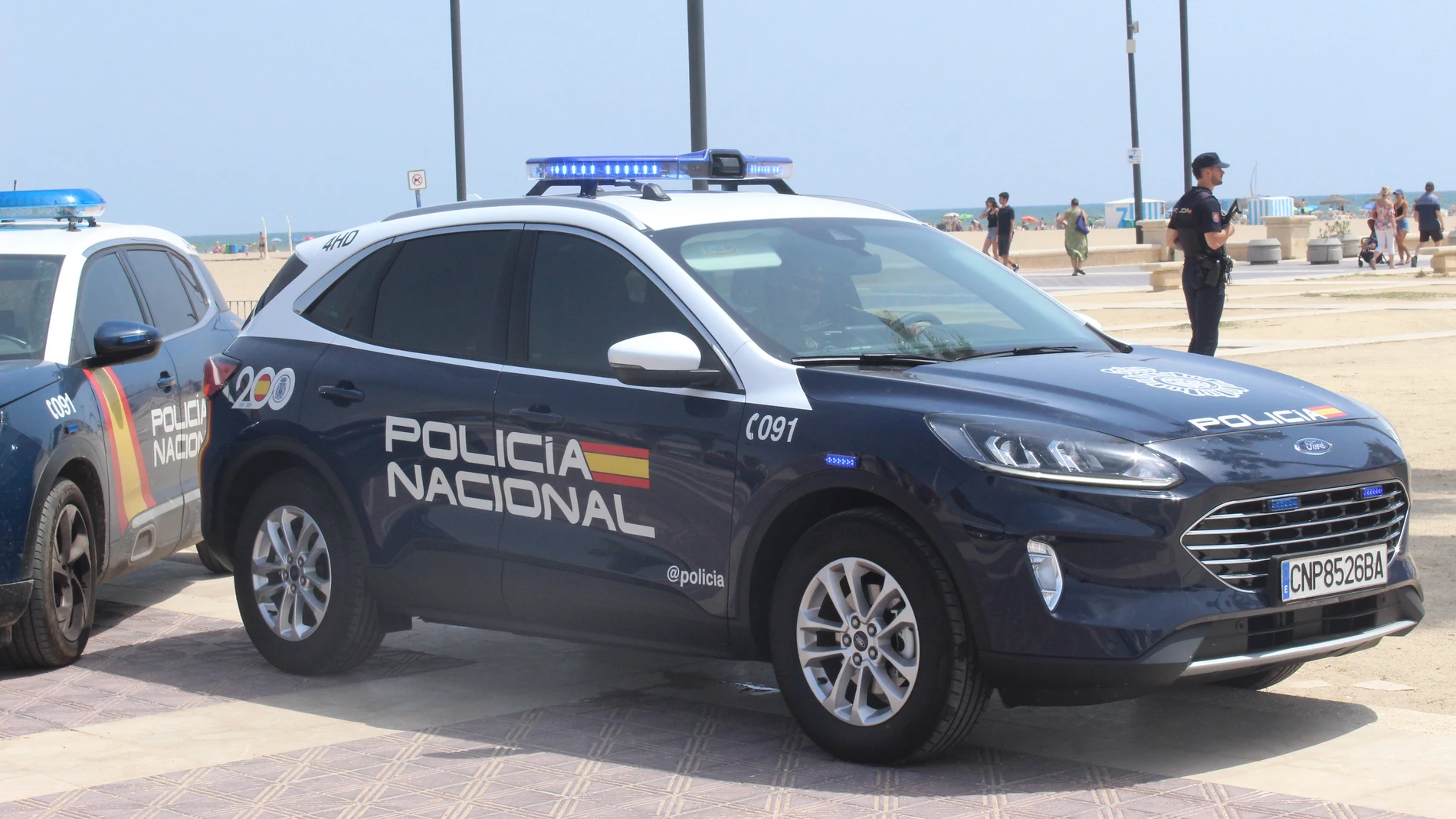 La Policía Nacional rescata a un trabajador tras quedar colgando de la azotea de un edificio con más de 20 metros de altura en Valencia
