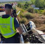 Un agente observa el camión accidentado