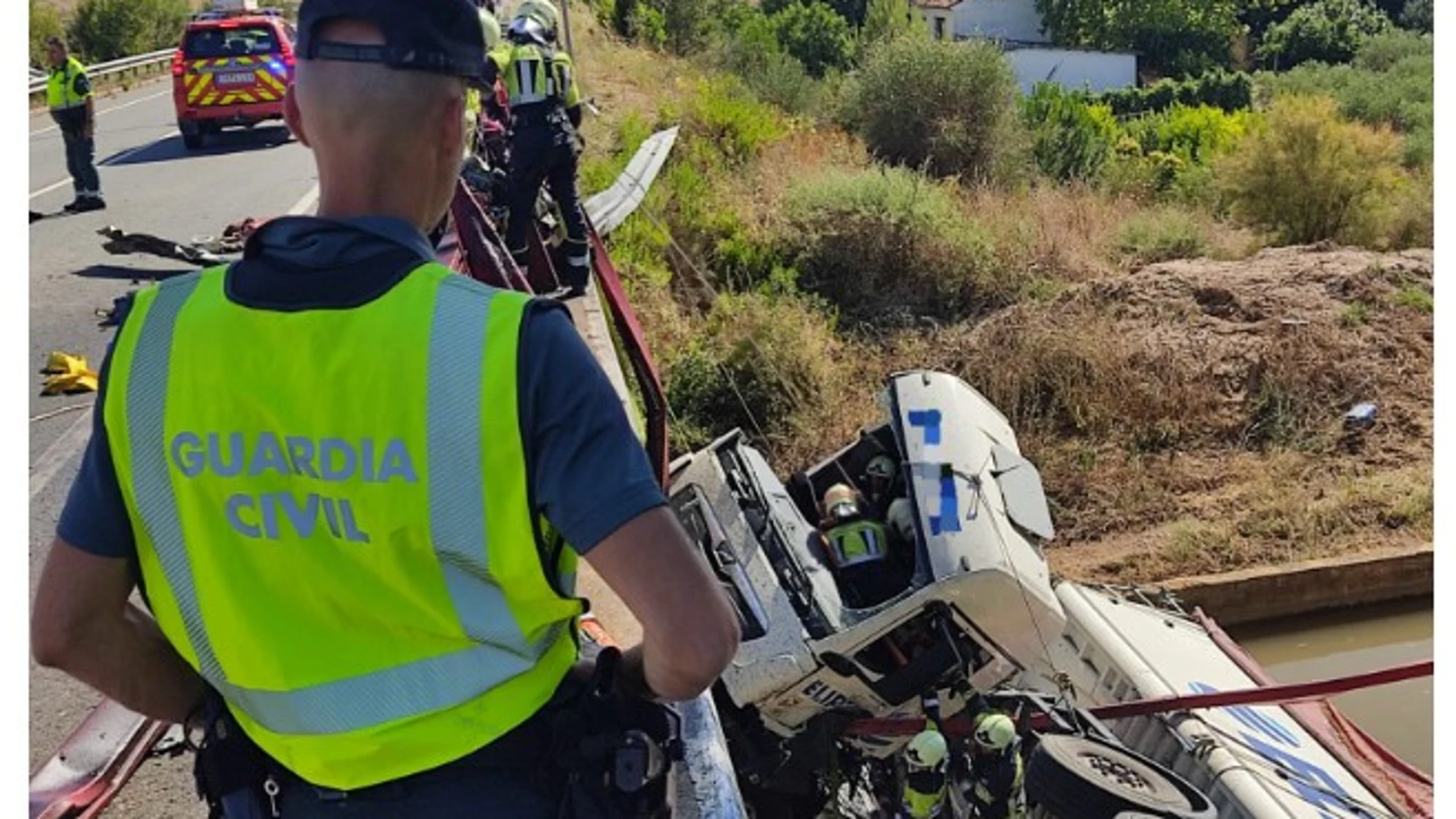 Un agente observa el camión accidentado
