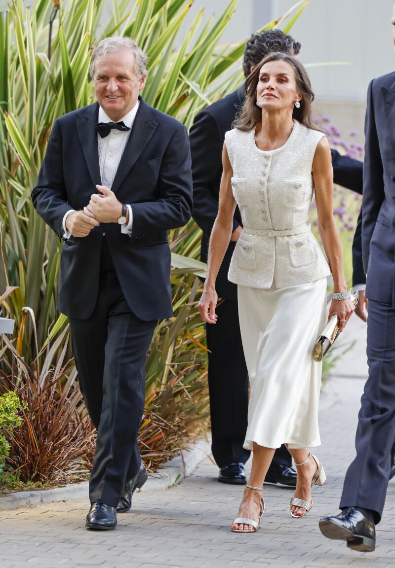 El look de la Reina Letizia en los Mariano de Cavia.