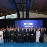 El presidente de Castilla y León, Alfonso Fernández Mañueco, Antonio Garamendi, Santiago Aparicio, Rocio Lucas y Enrique Cabero, junto a los Premios CEOE Castila y León, y los patrocinadores