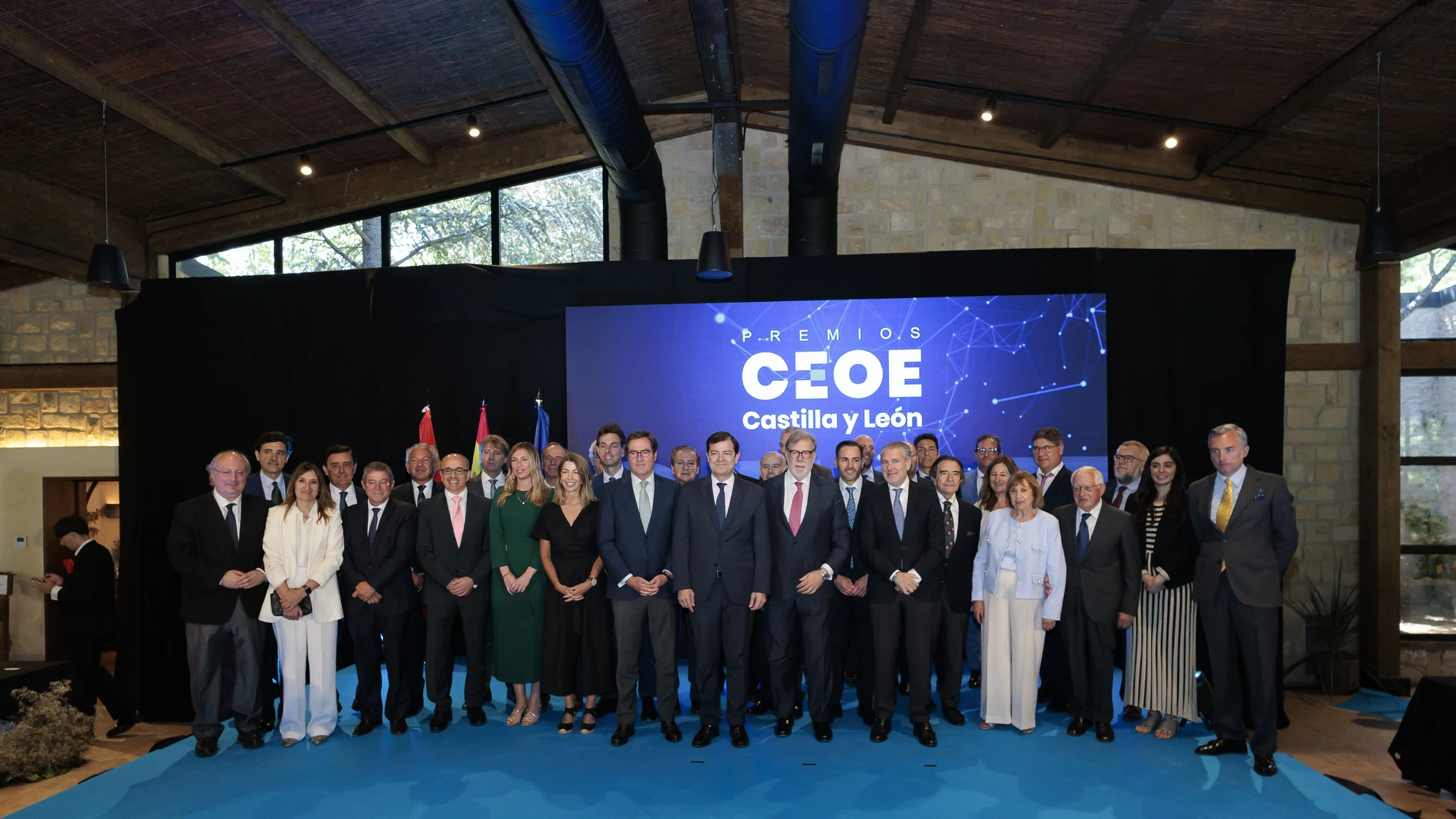 El presidente de Castilla y León, Alfonso Fernández Mañueco, Antonio Garamendi, Santiago Aparicio, Rocio Lucas y Enrique Cabero, junto a los Premios CEOE Castila y León, y los patrocinadores