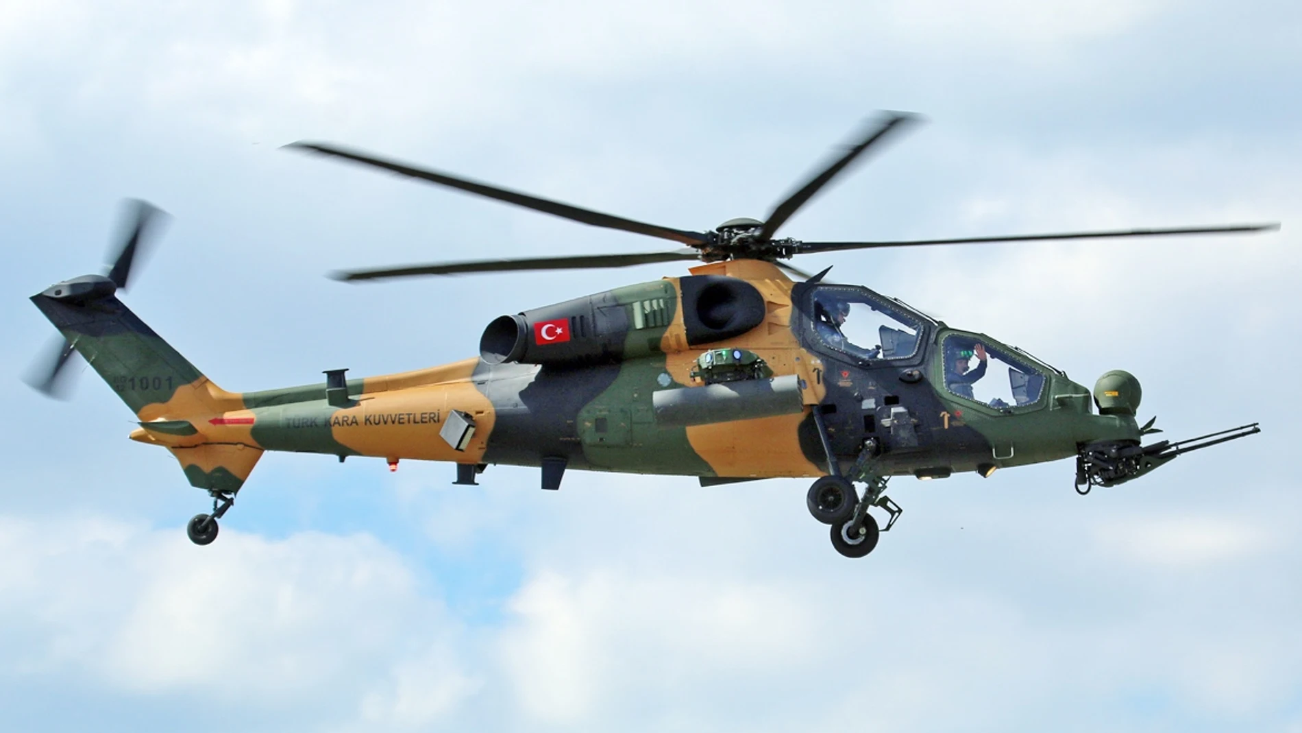 Aparece un helicóptero T129 ATAK turco en vuelo mientras los pilotos saludan con la mano