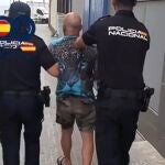 Agentes de la Policía Nacional con uno de los detenidos por los altercados en la huelga del metal