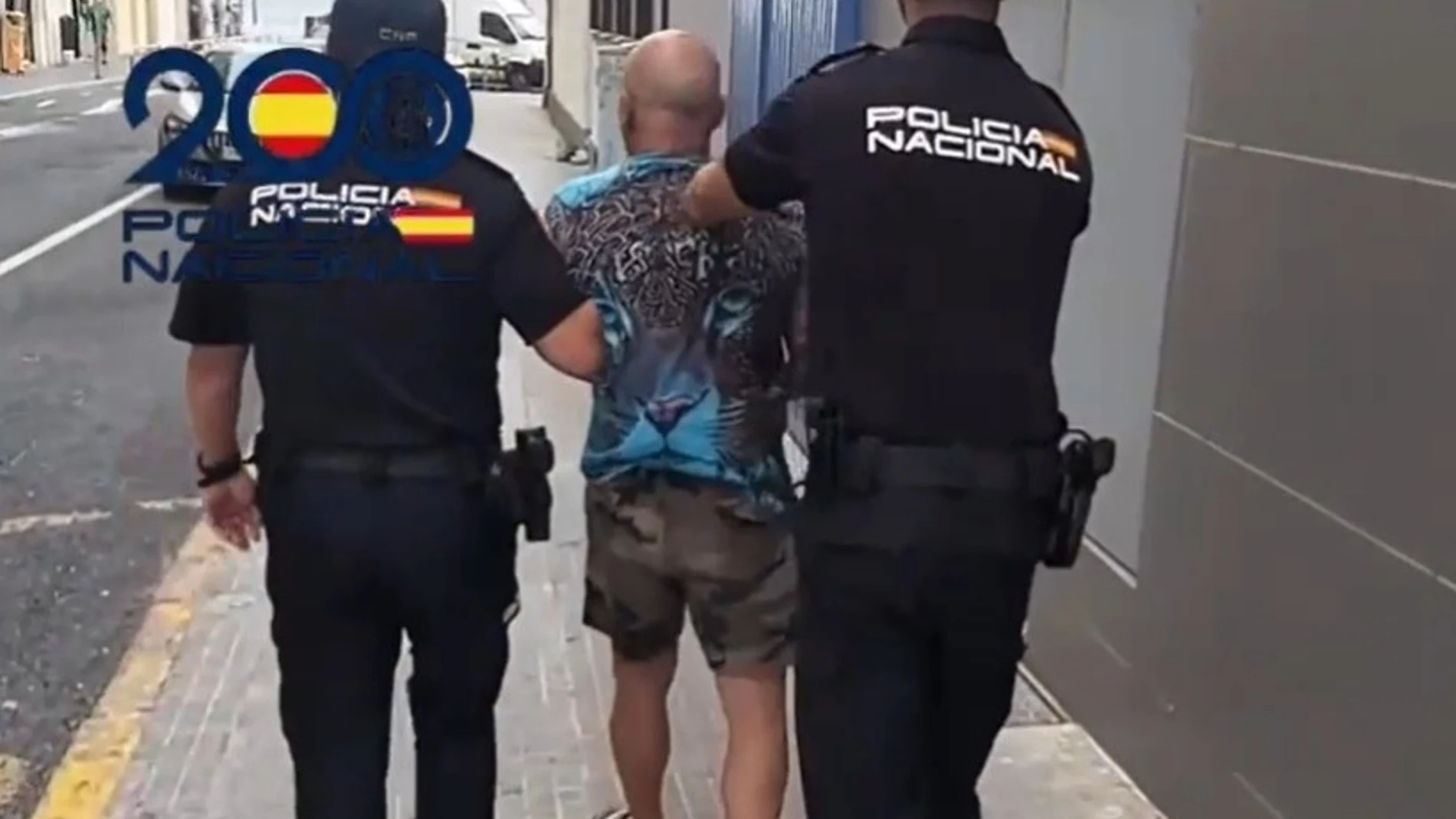 Agentes de la Policía Nacional con uno de los detenidos por los altercados en la huelga del metal. REMITIDA / HANDOUT por POLICÍA NACIONAL Fotografía remitida a medios de comunicación exclusivamente para ilustrar la noticia a la que hace referencia la imagen, y citando la procedencia de la imagen en la firma 08/07/2025