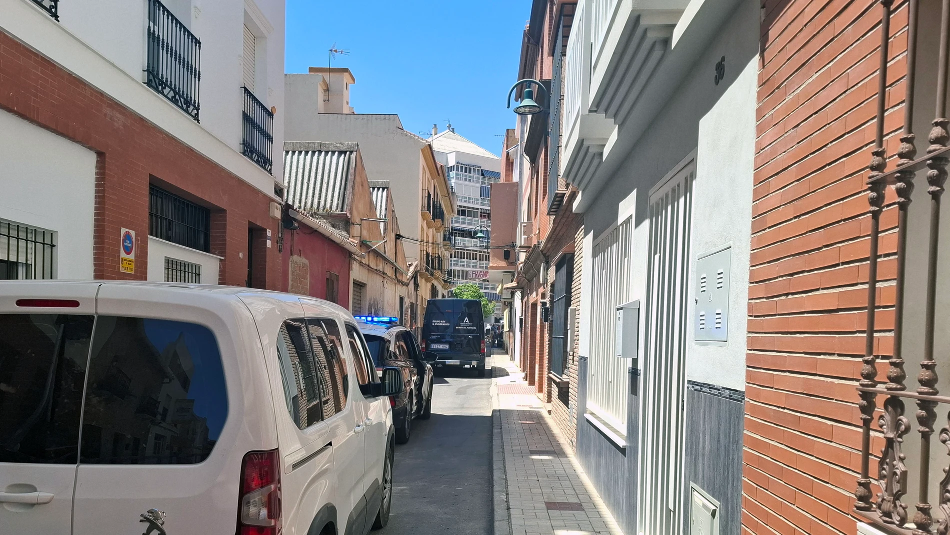 MA02. MÁLAGA, 08/07/2025.-Imagen de la calle de Málaga en la que hay un local de okupas donde han aparecido restos óseos humanos, hallazgo que se ha producido cuando el recinto estaba siendo limpiado por los Servicios Operativos del Ayuntamiento, según han informado a EFE fuentes policiales.EFE/Salvador Ruiz