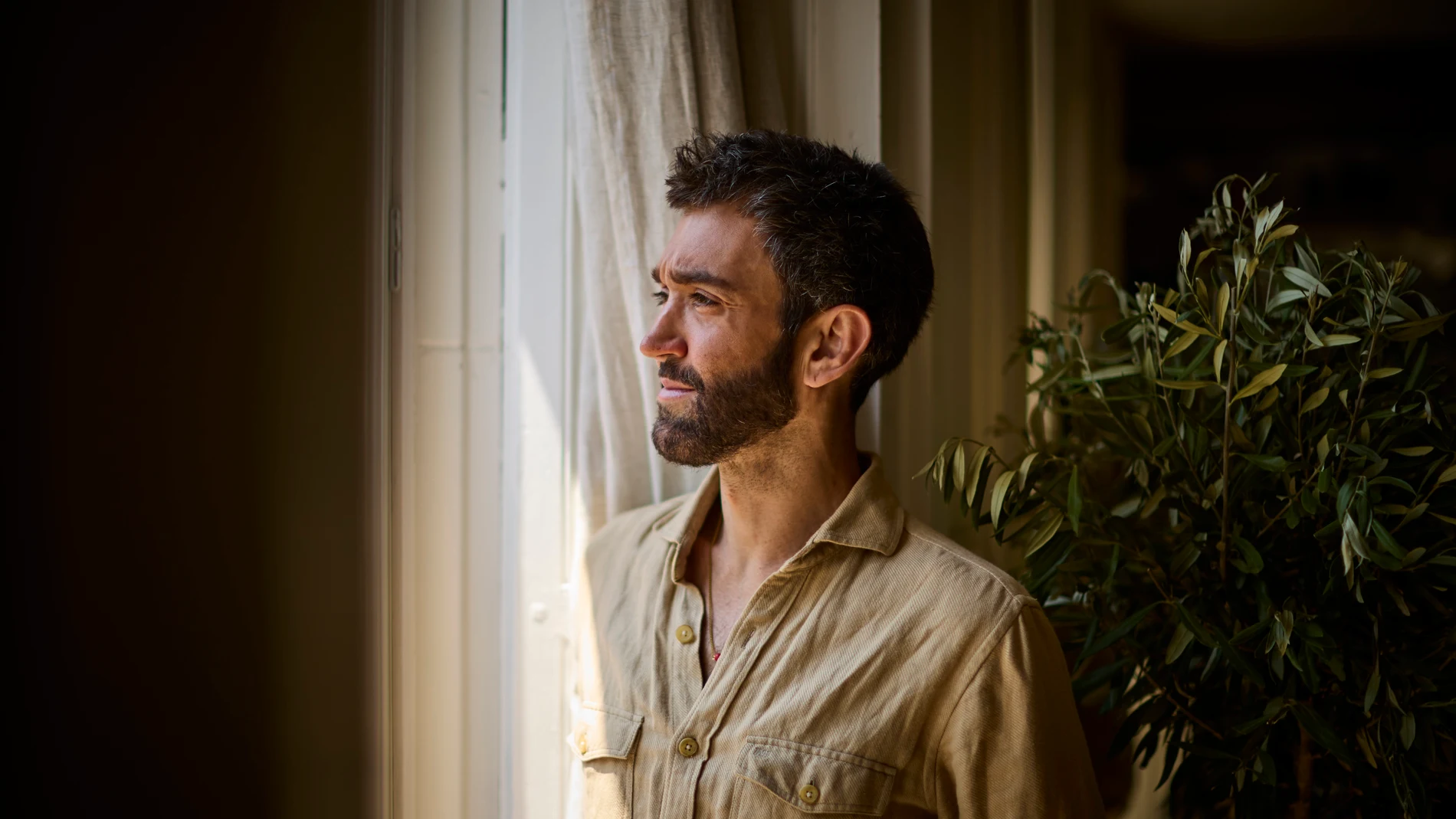 Entrevista de verano con el diseñador de moda Pablo Erroz. © Alberto R. Roldán / Diario La Razón. 08 07 2025