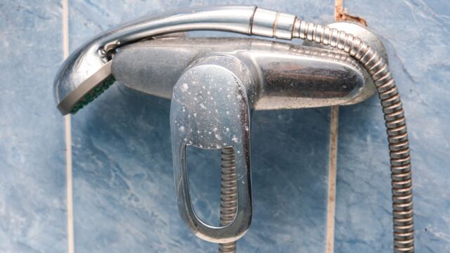 Ni bicarbonato ni vinagre: este es el remedio casero definitivo para eliminar la cal y el sarro del baño