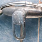 Ni bicarbonato ni vinagre: este es el remedio casero definitivo para eliminar la cal y el sarro del baño