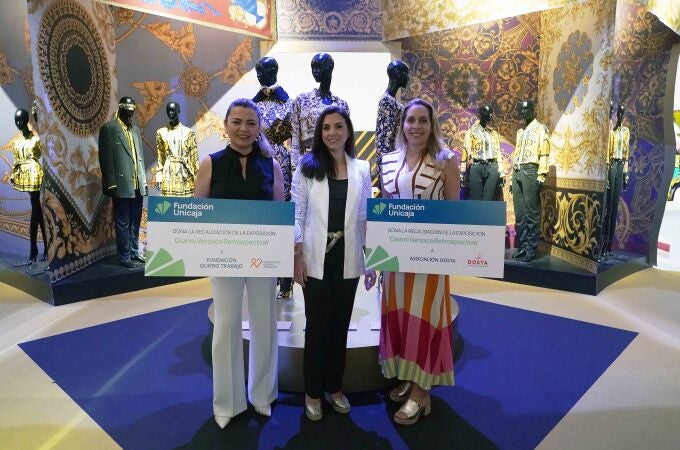 La directora de División de Actividades, Comunicación e Imagen de la Fundación Unicaja, Cristina Rico, ha entregado el donativo a la directora de oficina de la Fundación Quiero Trabajo y a la presidenta de la Asociación Dosta con Alma Gitana