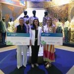 La directora de División de Actividades, Comunicación e Imagen de la Fundación Unicaja, Cristina Rico, ha entregado el donativo a la directora de oficina de la Fundación Quiero Trabajo y a la presidenta de la Asociación Dosta con Alma Gitana