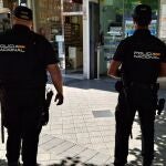 Imagen de archivo de dos agentes de la Policía Nacional de Valladolid