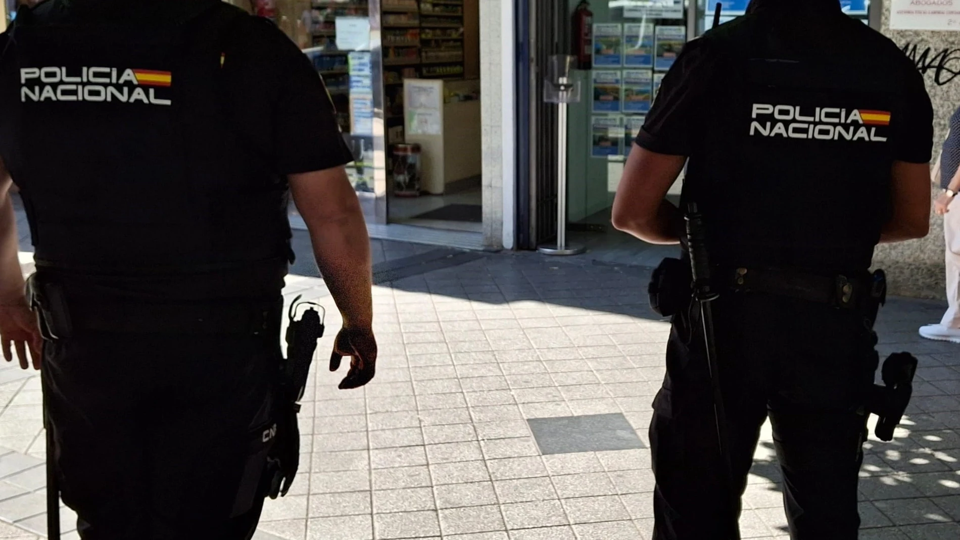 Imagen de archivo de dos agentes de la Policía Nacional de Valladolid REMITIDA / HANDOUT por POLICÍA NACIONAL Fotografía remitida a medios de comunicación exclusivamente para ilustrar la noticia a la que hace referencia la imagen, y citando la procedencia de la imagen en la firma 08/07/2025