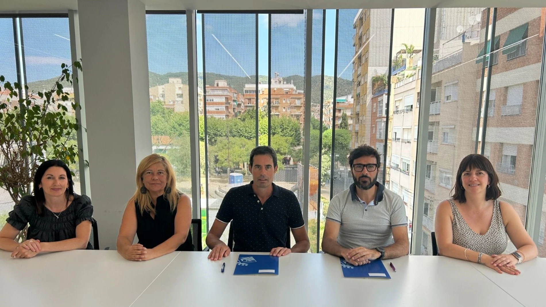 Las concejalas del Ayuntamiento de Premià de Mar Cesca Domènech e Imma Morales; el director de Agbar Maresme, Joaquim Vicens; alcalde de Premià Rafa Navarro, y la responsable de Clientes de Agbar en el Maresme, Heidi Garcia REMITIDA / HANDOUT por AGBAR Fotografía remitida a medios de comunicación exclusivamente para ilustrar la noticia a la que hace referencia la imagen, y citando la procedencia de la imagen en la firma 08/07/2025