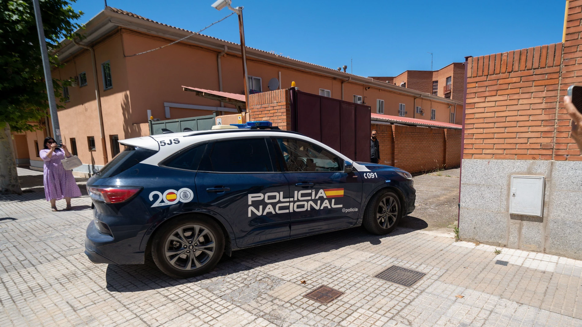 ARANDA DE DUERO (BURGOS), 08/07/2025.- Antolin, el chico que acusado de matar a su padre, entra custodiado por la Policía Nacional en los juzgados para realizar declaraciones este martes, en Aranda de Duero (Burgos). El joven de 23 años que el pasado sábado fue detenido como supuesto autor de la muerte de su padre, de 56 años, a quien agredió con un arma blanca en el cuello en la localidad burgalesa de Aranda de Duero, ha pasado a primera hora de esta tarde a disposición judicial. EFE/ Paco S...