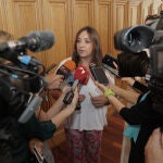 Miriam Andrés atiende a los periodistas