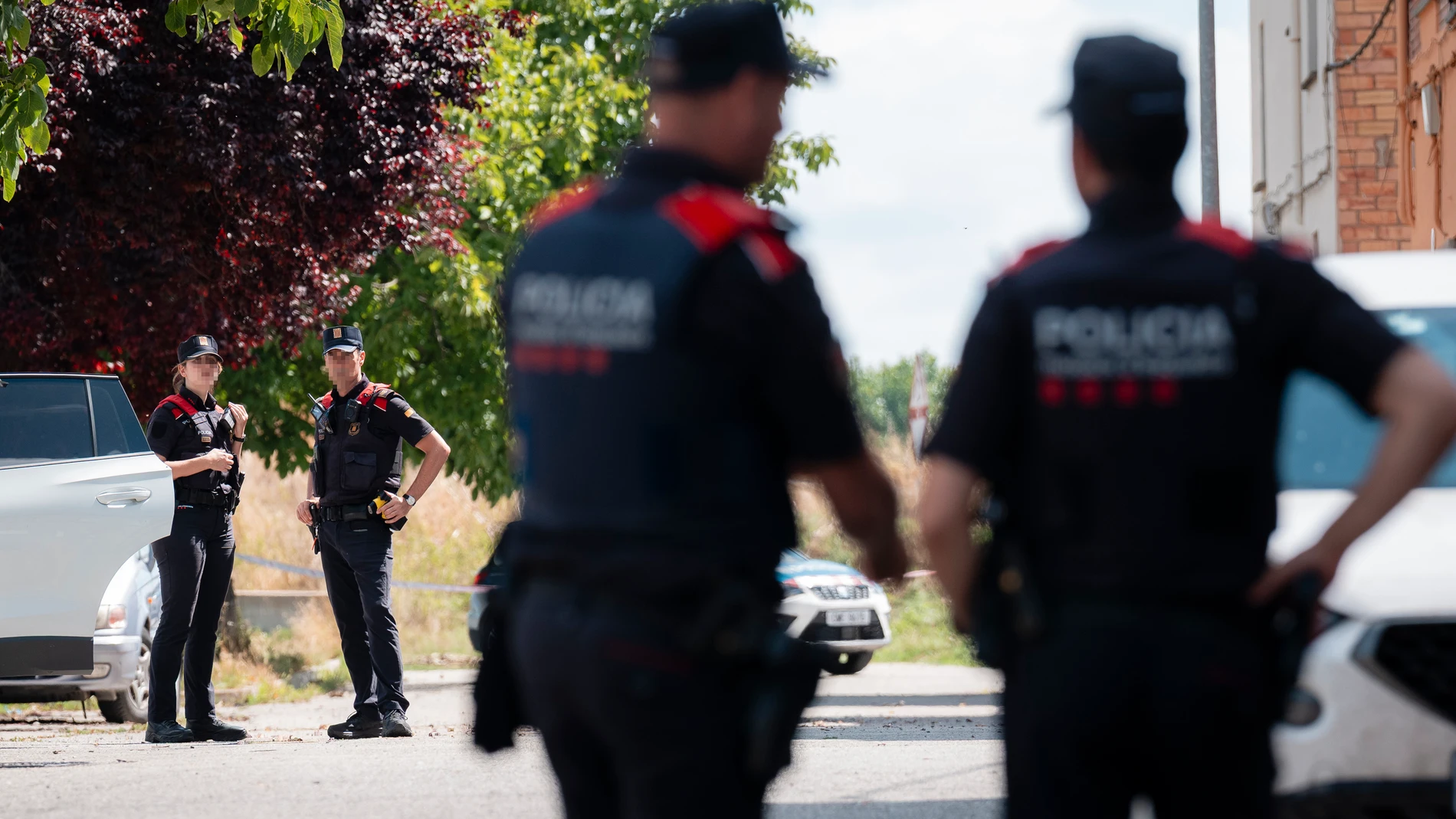 GRAFCAT222. CALLDETENES (BARCELONA) (ESPAÑA), 08/07/2025.- Agentes de los Mossos d'Esquadra realizan su trabajo en el lugar de los hechos donde un hombre ha matado con un arma de fuego a su hermano en su casa de Calldetenes (Barcelona), donde se ha atrincherado mientras mantenía retenida a su madre y finalmente ha muerto abatido por los Mossos d'Esquadra, tras herir a cinco agentes al abrir fuego contra ellos. EFE/ David Borrat