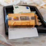 La nueva norma en los bares que enfada a muchos clientes: ¿es legal en España?