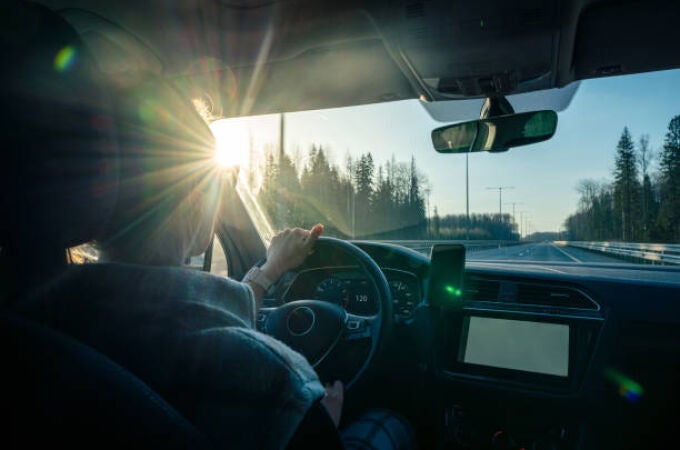 Imagen de archivo de un hombre al volante