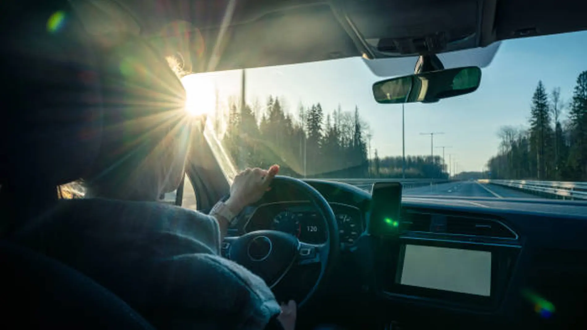 Imagen de archivo de un hombre al volante