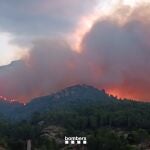 El viento nocturno complica la extinción del fuego en Paüls (Tarragona), que quema 1.500 hectáreas