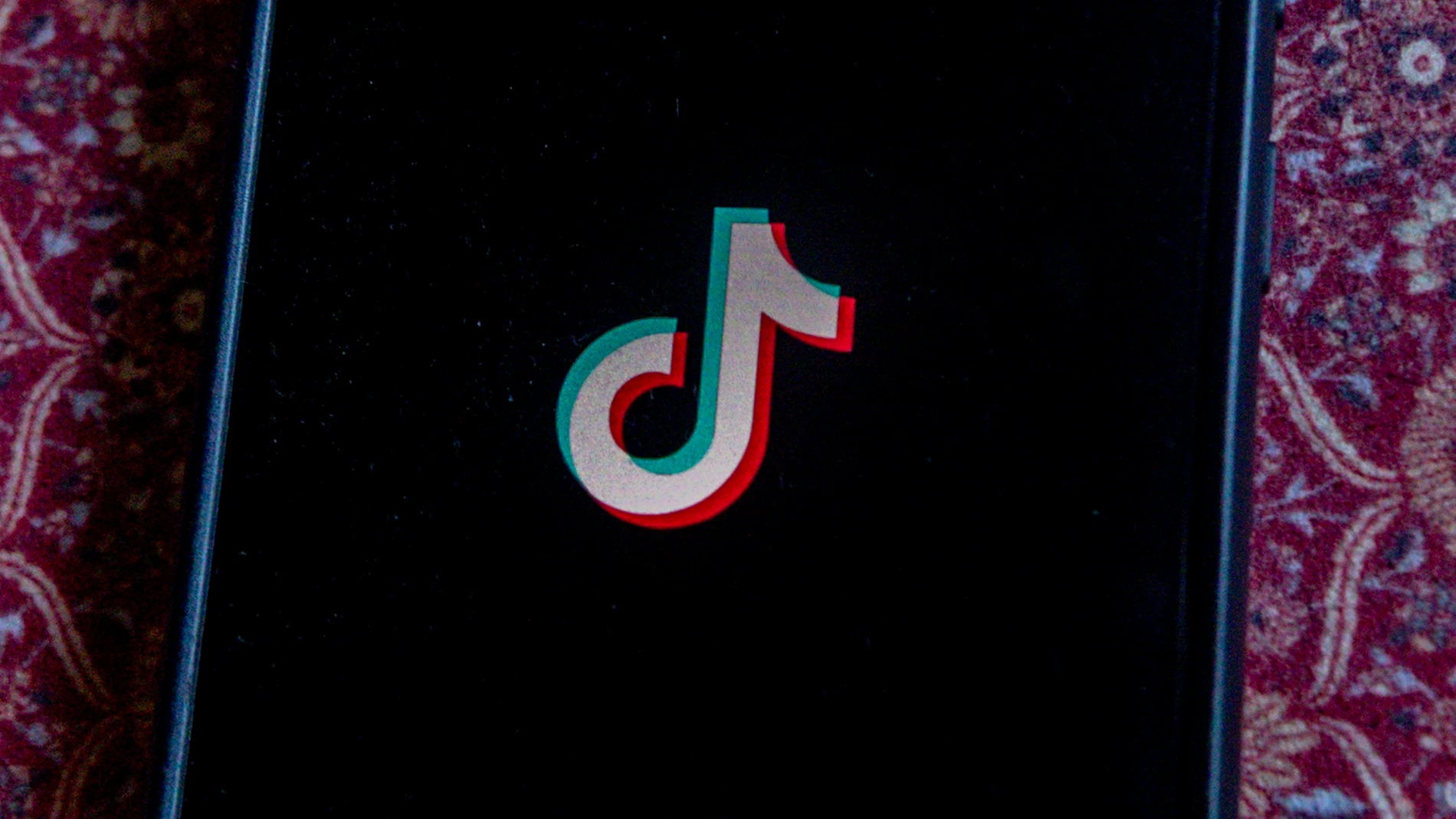 Un móvil con la aplicación de Tiktok abierta, a 8 de julio de 2025, en Madrid (España). TikTok está trabajando en una versión de su app diseñada específicamente para Estados Unidos ante la probable venta de sus operaciones en dicho país tras las exigencias realizadas en este sentido por el presidente Donald Trump a la matriz propietaria, Bytedance. El diario ‘The Information’ ha asegurado, citando fuentes anónimas, que la red social prevé lanzar esta nueva aplicación a partir del 5 de septiem...