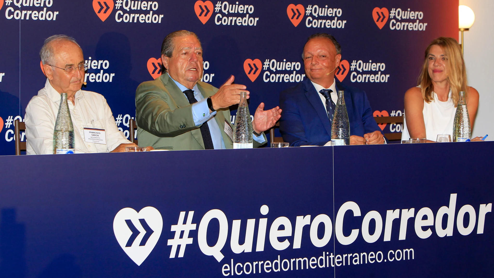 GRAFCVA8512. ELCHE (ALICANTE), 08/07/2025.- El presidente de AVE, Vicente Boluda, el presidente de la Confederación Empresarial Valenciana (CEV), Salvador Navarro (2º d), el ingeniero, Francisco García (i), y Esperanza Navarro, de la empresa Gioseppo, durante el desayuno informartivo sobre el corredor mediterráneo. EFE/Morell