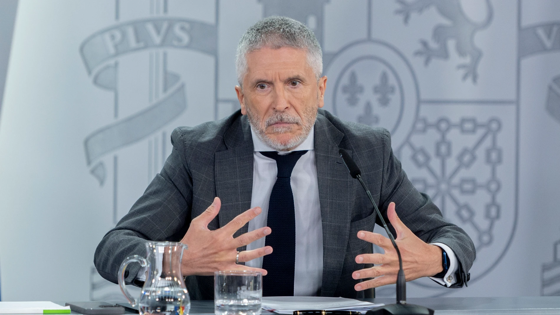 El ministro de Interior, Fernando Grande-Marlaska, durante una rueda de prensa posterior a la reunión del Consejo de Ministros, en el Palacio de La Moncloa, a 8 de julio de 2025, en Madrid (España). El Consejo de Ministros ha aprobado hoy una reforma de la Ley Orgánica 5/1985, de 19 de junio, del Régimen Electoral General (LOREG). Los objetivos principales son: obligar a los medios de comunicación públicos a celebrar debates electorales y exigir que las encuestas y sondeos difundidos durante ...