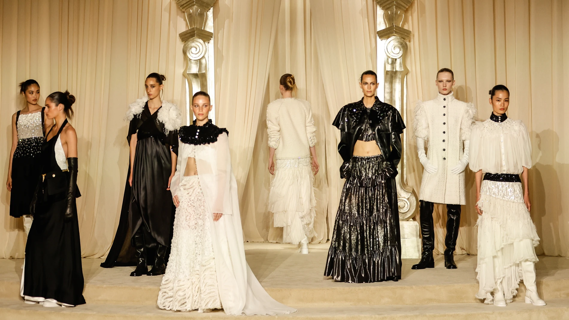 Paris (France), 08/07/2025.- Models present creations from the Haute Couture Autumn/Winter 2025/2026 collection by Chanel during Paris Fashion Week, in Paris, France, 08 July 2025. The presentation of the women's Haute Couture collections runs from 07 to 11 July 2025. (Moda, Francia) EFE/EPA/MOHAMMED BADRA