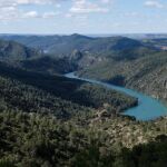 Una isla, un rinoceronte y aguas turquesas: el insólito paraíso escondido en Castilla-La Mancha