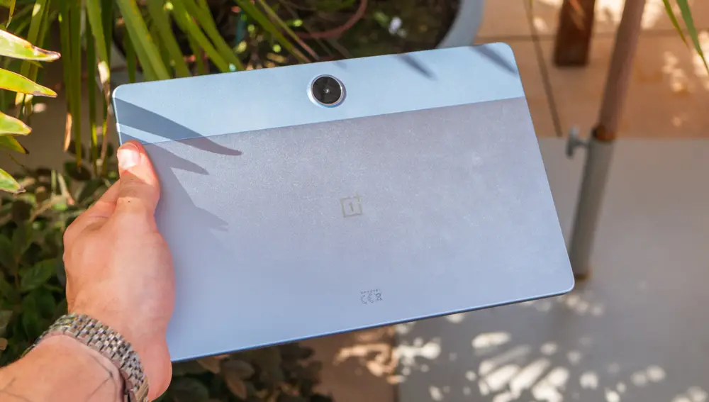 La parte trasera de la OnePlus Pad Lite en su exclusivo acabado 'Aero Blue'