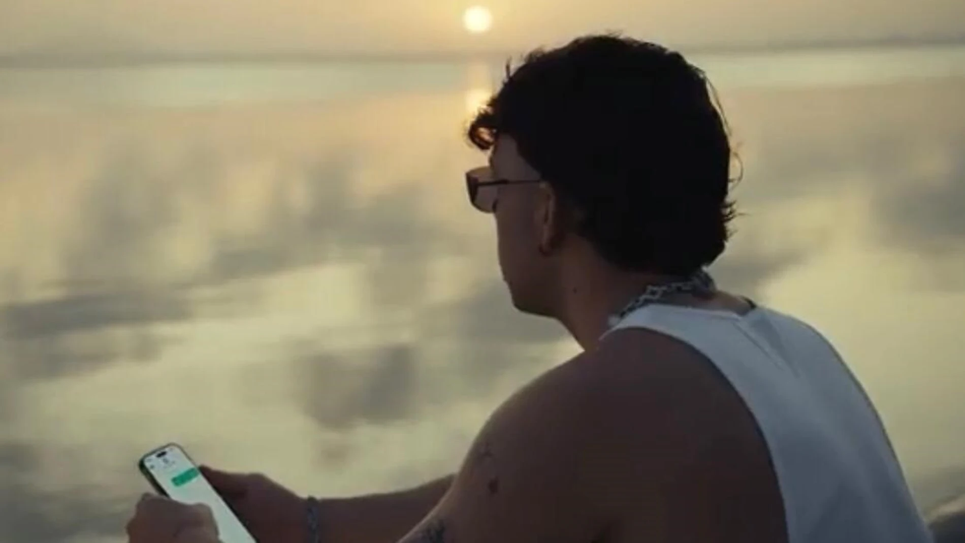 Fotograma del videoclip 'Tuchat’ de Quevedo en el que el artista mira el atardecer en el Mar Menor Carme Ripollés / Europa Press 08/07/2025