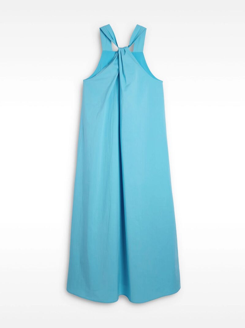 Vestido fluido halter azul.